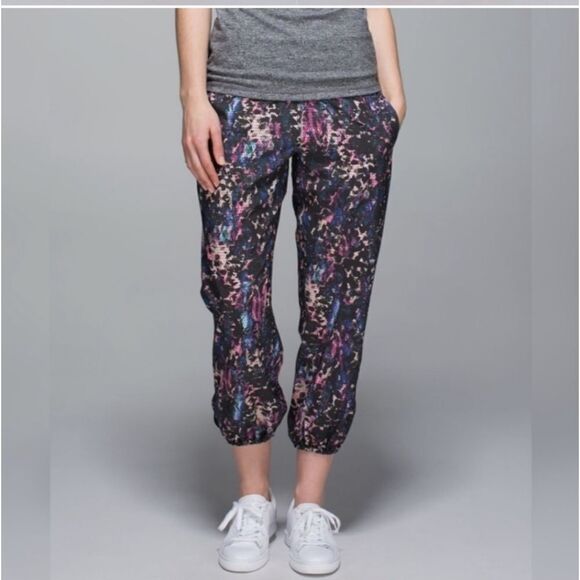 Lululemon Om Pant Floral Sport Black Multi 4 - Picture 1 of 3
